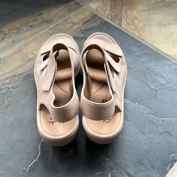 Clarks Collection Soft Cushion Tan Sandal with Adjustable Velcro Straps 7.5 - Picture 3 of 7